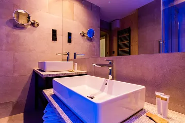 Giardino e zona relax con sedie a sdraio presso l'Hotel Zalesie Mazury